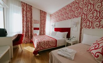 1.-FOTO-COPERTINA-Camera-Tripla-Deluxe-Hotel-Trieste-Centro-2-1024x683-1-570x350